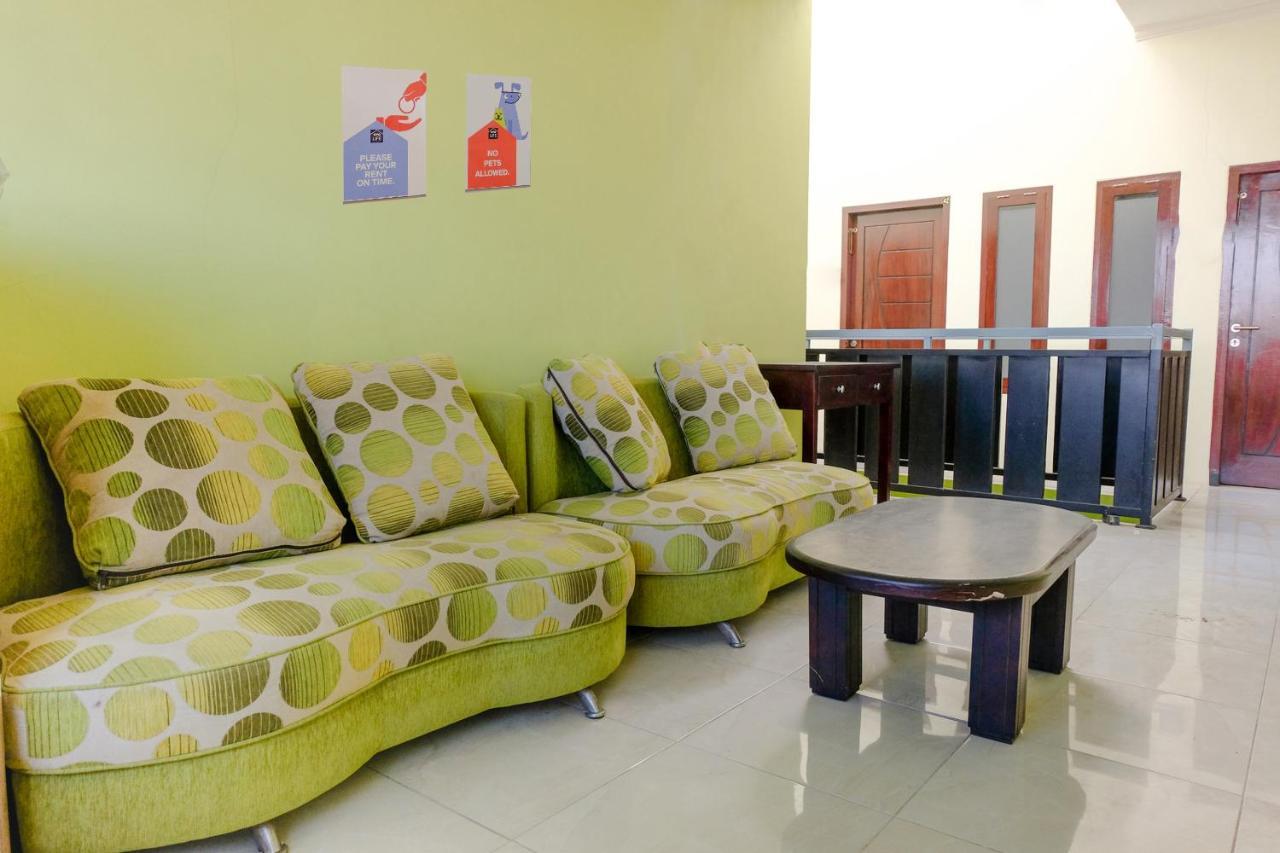 Zulfina Homestay Syariah Mitra Reddoorz Баньюванги Экстерьер фото