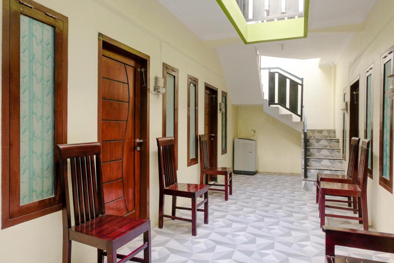 Zulfina Homestay Syariah Mitra Reddoorz Баньюванги Экстерьер фото