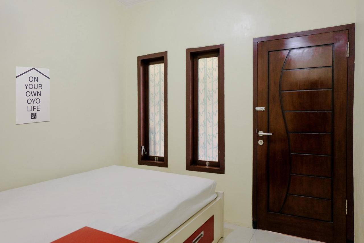 Zulfina Homestay Syariah Mitra Reddoorz Баньюванги Экстерьер фото