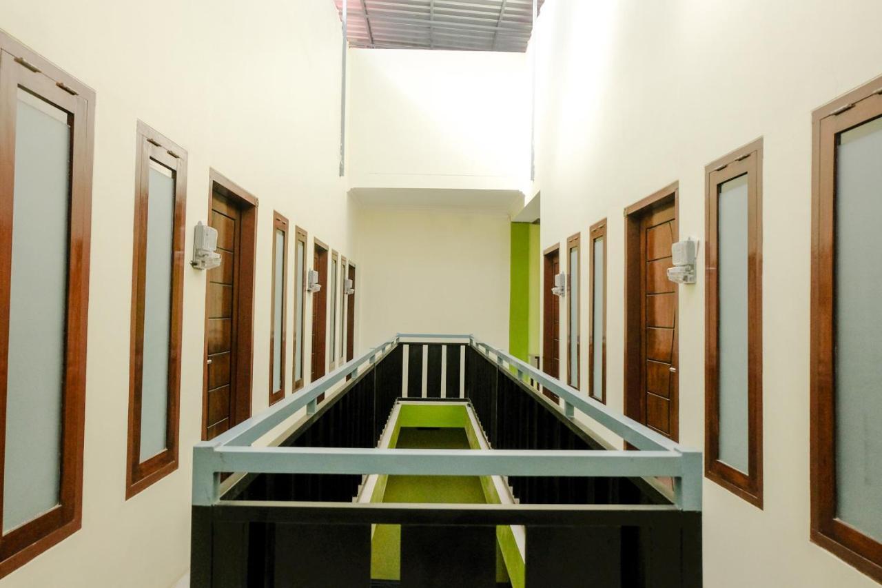 Zulfina Homestay Syariah Mitra Reddoorz Баньюванги Экстерьер фото