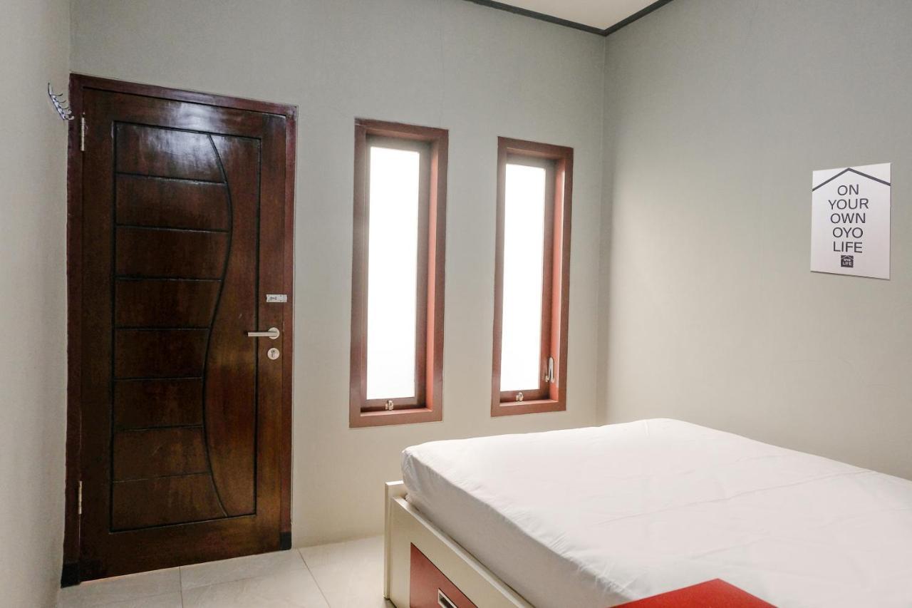Zulfina Homestay Syariah Mitra Reddoorz Баньюванги Экстерьер фото